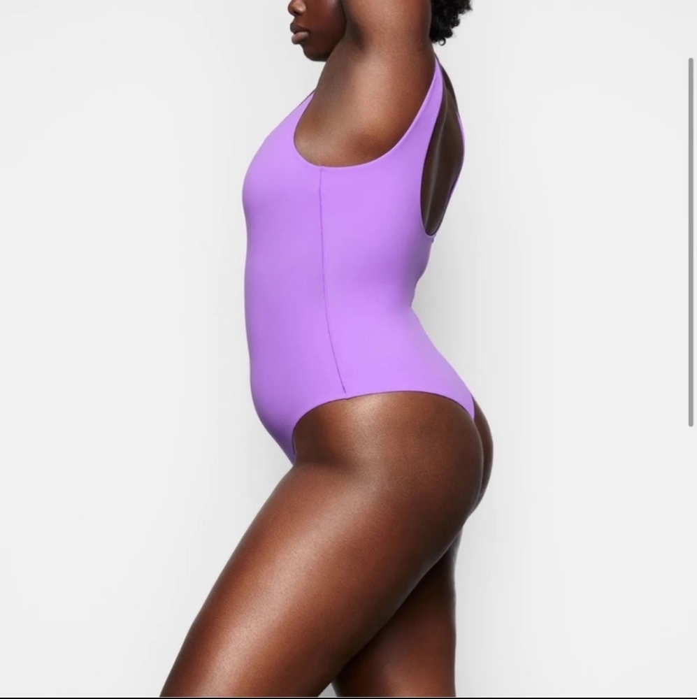 SKIMS Fits Everybody Square neck Bodysuit  in Ultra Violet - Picture 3 of 4